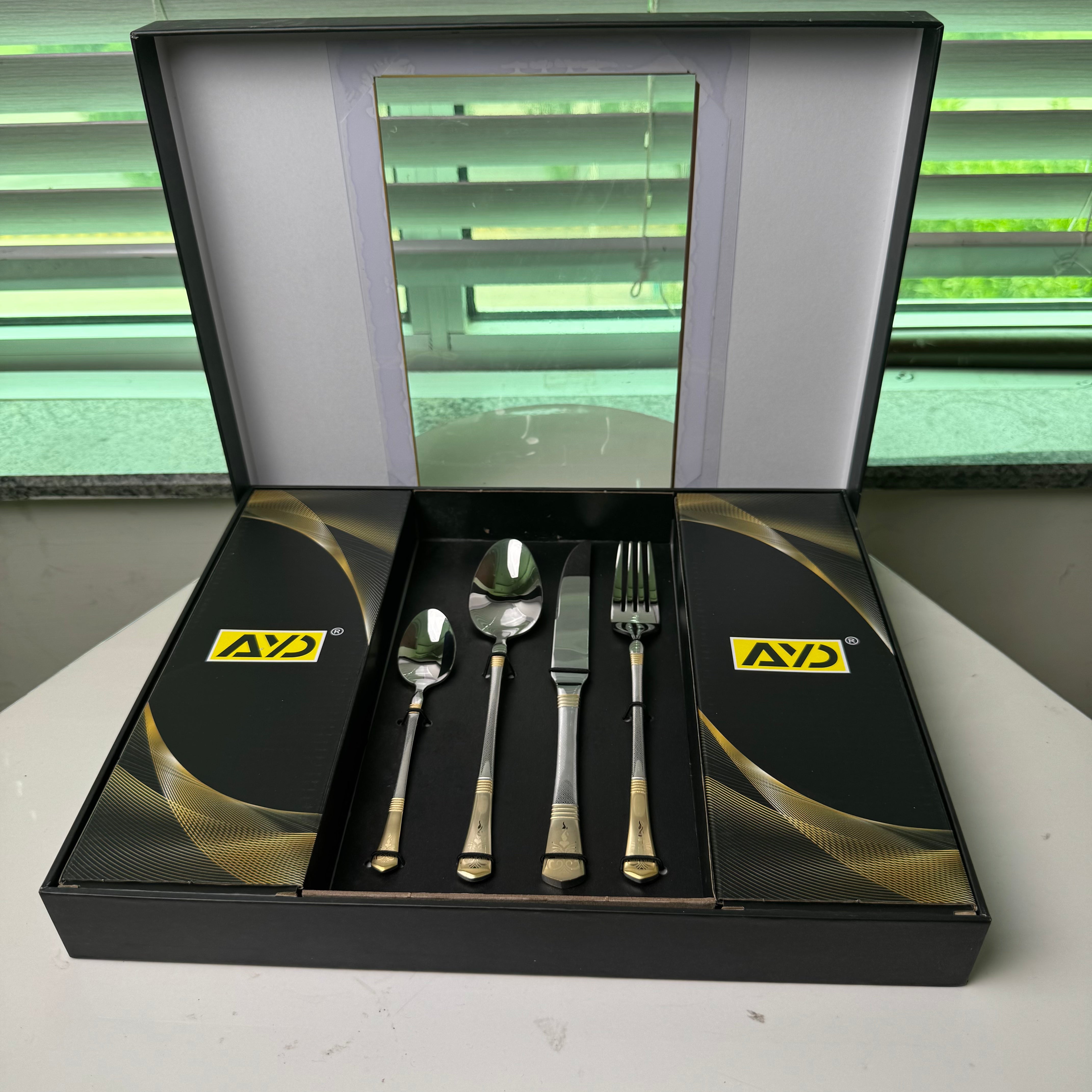 Imported Cutlery 24-Piece Golden & Silver Diamond Pattern Design - 6 Person